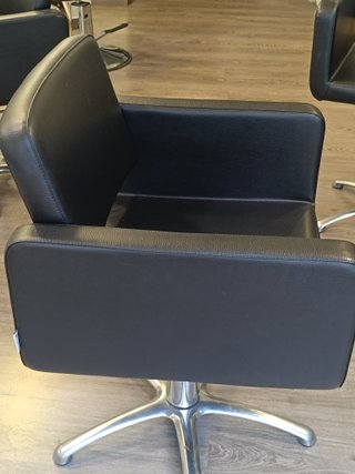 Sillón de peluquería negro