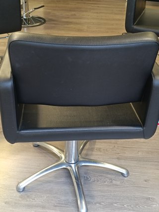 Sillón de peluquería negro