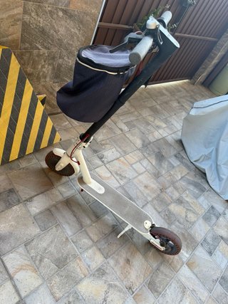 Patinete Eléctrico Blanco con Cesta