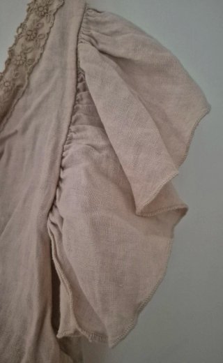 Top corto beige con volantes