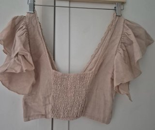 Top corto beige con volantes