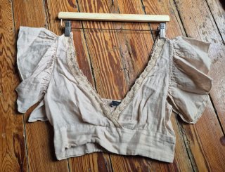 Top corto beige con volantes