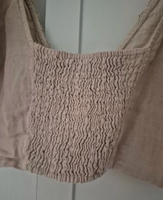 Top corto beige con volantes