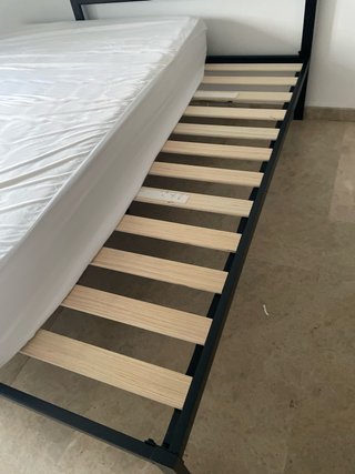 Cama 135 estructura metálica negra