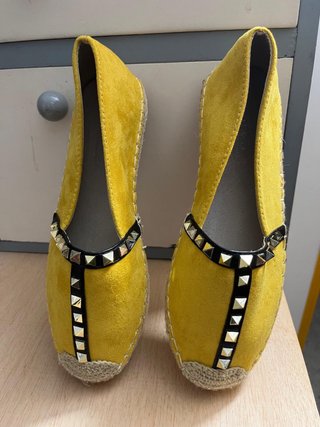Alpargatas mujer piel amarilla tachuelas
