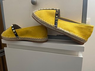Alpargatas mujer piel amarilla tachuelas