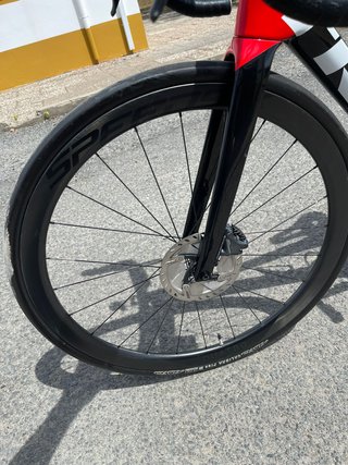 Bicicleta de carretera negra y roja
