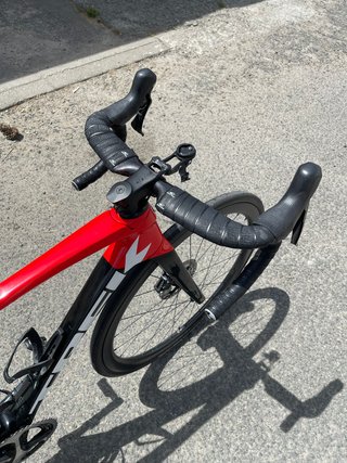 Bicicleta de carretera negra y roja