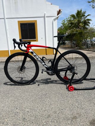 Bicicleta de carretera negra y roja