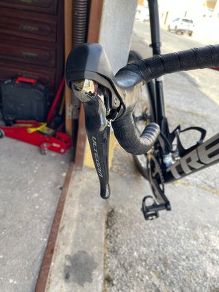 Bicicleta de carretera negra y roja