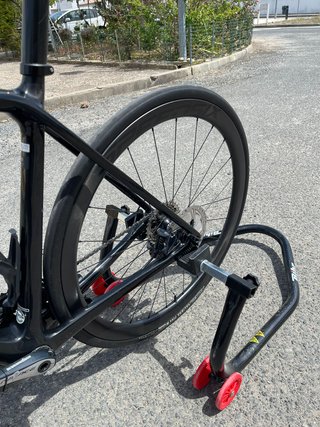 Bicicleta de carretera negra y roja
