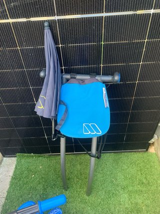 Triciclo azul para niños con soporte sombrilla