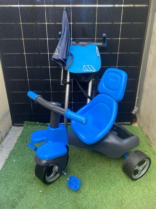 Triciclo azul para niños con soporte sombrilla
