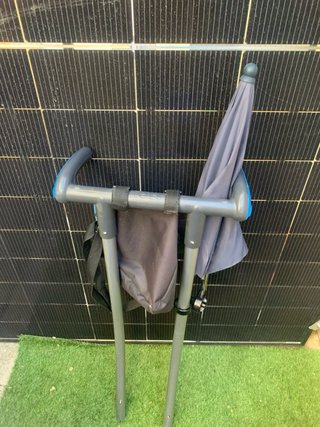 Triciclo azul para niños con soporte sombrilla