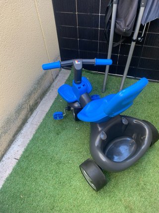Triciclo azul para niños con soporte sombrilla