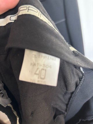 Traje negro con costuras blancas