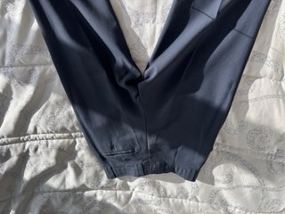 Traje negro con costuras blancas
