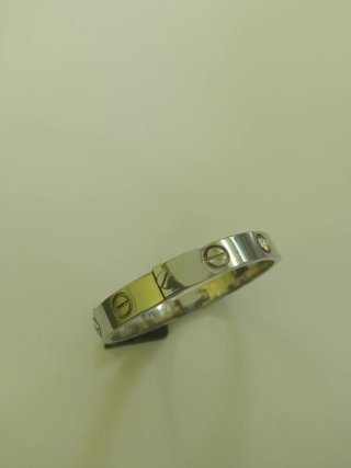 Pulsera Cartier modelo LOVE plateada con piedras