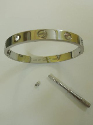 Pulsera Cartier modelo LOVE plateada con piedras