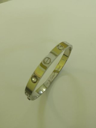 Pulsera Cartier modelo LOVE plateada con piedras
