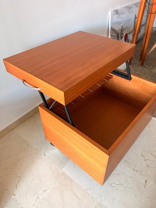 Mueble bar con ruedas y tapa elevable