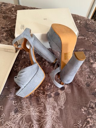 Sandalias azules de tacón y plataforma