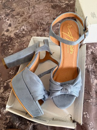 Sandalias azules de tacón y plataforma