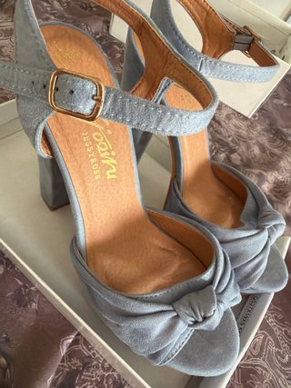Sandalias azules de tacón y plataforma