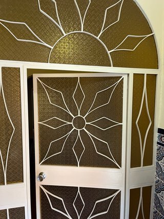 Puerta de entrada con cristal y reja
