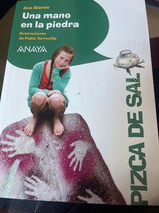 Una mano en la piedra