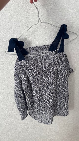 Blusa azul y blanca con lazos