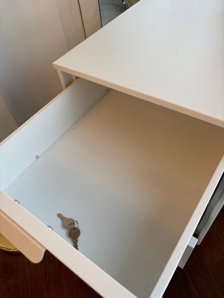 Cajonera de oficina blanca con ruedas