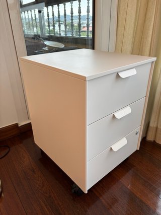 Cajonera de oficina blanca con ruedas
