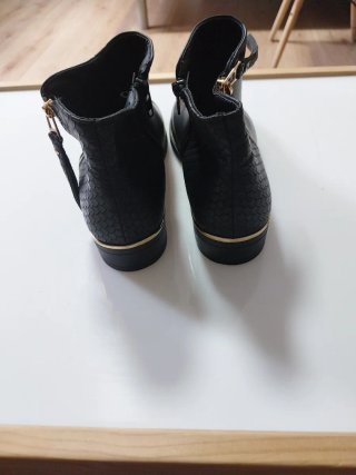 Botines negros con cremallera dorada