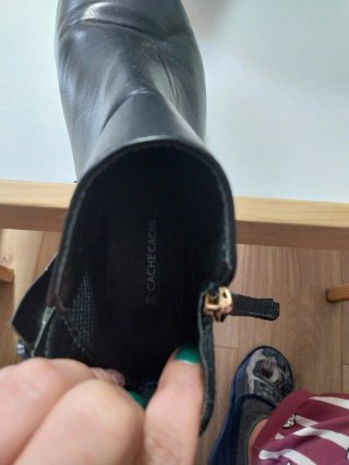 Botines negros con cremallera dorada