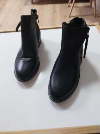 Botines negros con cremallera dorada