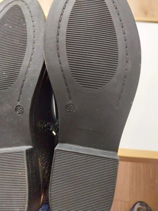 Botines negros con cremallera dorada