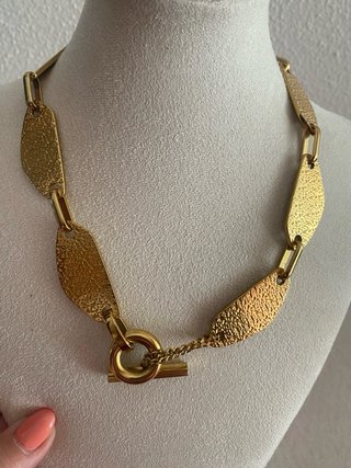 Gargantilha dourada com fecho toggle