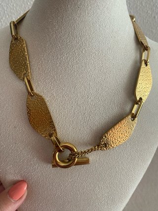 Gargantilha dourada com fecho toggle