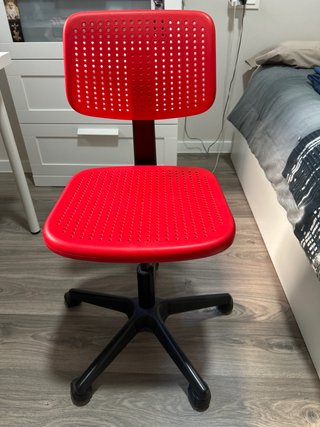 Silla de escritorio roja y negra