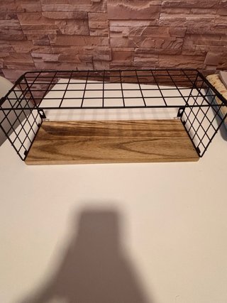 Estanterías de madera y metal