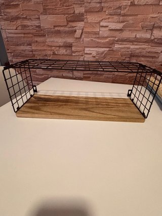 Estanterías de madera y metal