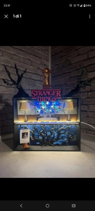 Espositore Stranger Things con luci