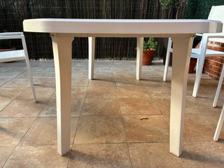 Mesa de jardín y 4 sillas blancas