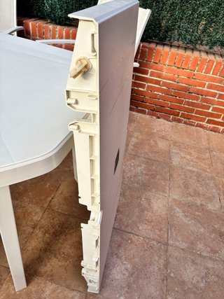 Mesa de jardín y 4 sillas blancas