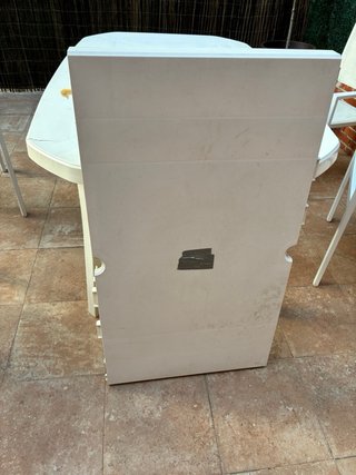Mesa de jardín y 4 sillas blancas