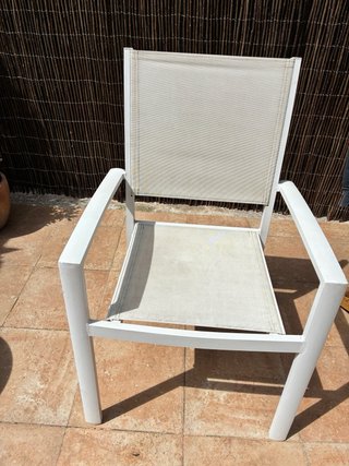 Mesa de jardín y 4 sillas blancas