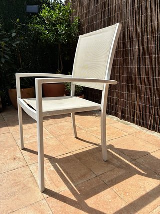 Mesa de jardín y 4 sillas blancas