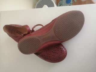 Sandalias Pikolinos color burdeos.