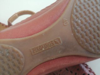 Sandalias Pikolinos color burdeos.